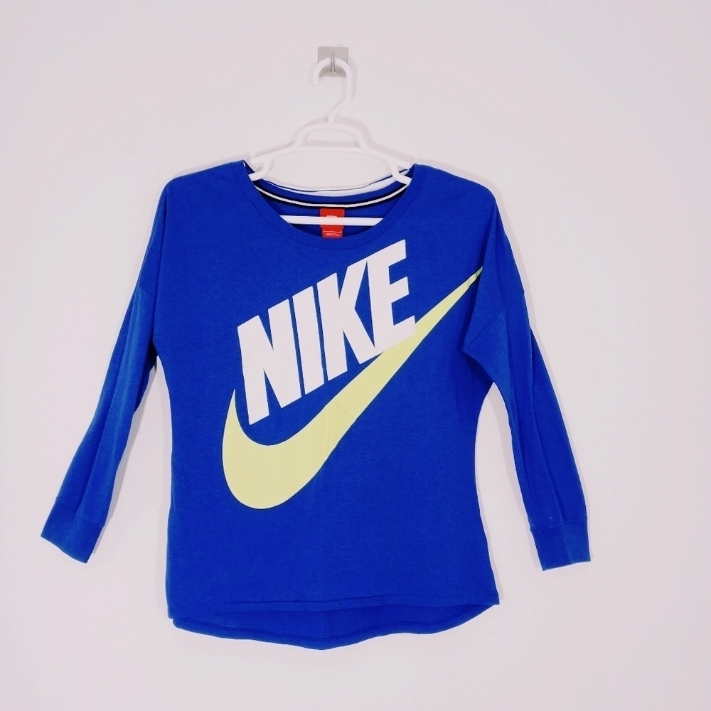 Nike Women's L Spellβ Out Logo Graphic long Sleeve Pullover T-shirt Performance